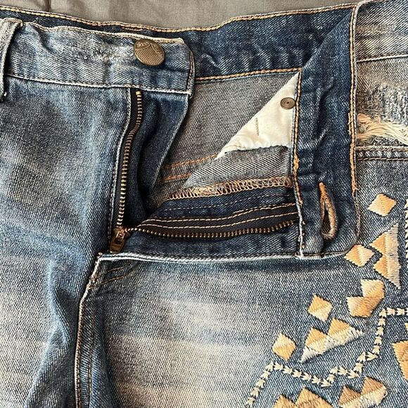 Free People Embroidered Distressed Cut Off Shorts Size 27 - Picture 2 of 6